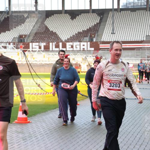 07.12.2025 - St. Pauli X-Mass-Run No. 15 Luisa Fischer http://msf.ph/oto/9389350 07.12.2025 12:02:45 Ziel 15, 1923, 926, 5, 3203, 235, 926, 928, 933, 1979, 1983, 2411, 2539, 2868, 2936, 2940, 3203, 3429, 3432, 3743, 3745, 3837, 3869, 3995, 4102, 4107, 4109, 4142, 4156, 4253, 4364, 4369, 4370 meine-sportfotos.de