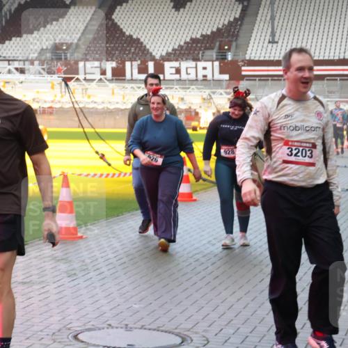 07.12.2025 - St. Pauli X-Mass-Run No. 15 Luisa Fischer http://msf.ph/oto/9389351 07.12.2025 12:02:45 Ziel 1923, 26, 928, 3203, 235, 926, 928, 933, 1979, 1983, 2411, 2539, 2868, 2936, 2940, 3203, 3429, 3432, 3743, 3745, 3837, 3869, 3995, 4102, 4107, 4109, 4142, 4156, 4253, 4364, 4369, 4370 meine-sportfotos.de