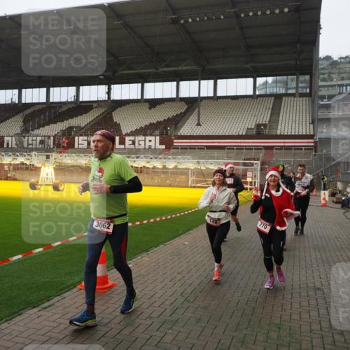07.12.2025 - St. Pauli X-Mass-Run No. 15 Fabian Wolf http://msf.ph/oto/9389374 07.12.2025 10:21:28 Ziel 149, 270, 1326, 2173, 2927, 2997, 3062, 3091, 3384, 3540, 3541, 3848, 3849, 3988, 4117, 4169, 4170 meine-sportfotos.de