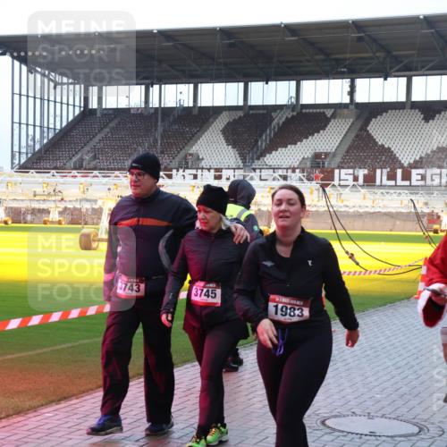 07.12.2025 - St. Pauli X-Mass-Run No. 15 Luisa Fischer http://msf.ph/oto/9389405 07.12.2025 12:03:32 Ziel 3743, 3745, 1983, 1979, 267, 826, 1279, 2095, 2610, 2747, 2822, 2834, 2843, 3122, 3125, 3130, 3134, 3281, 3282, 3803, 3937, 3941, 3943, 3995, 4024, 4076, 4120, 4228, 4243, 4244, 4681, 4682, 4683, 4684, 4732, 4741, 4747, 4750, 4751, 5007 meine-sportfotos.de