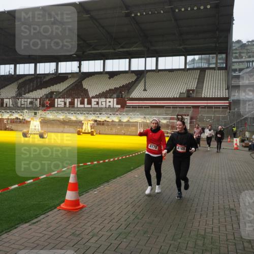 07.12.2025 - St. Pauli X-Mass-Run No. 15 Fabian Wolf http://msf.ph/oto/9389440 07.12.2025 10:21:32 Ziel 149, 270, 1326, 2927, 2997, 3062, 3091, 3384, 3540, 3541, 3848, 3849, 3988, 4117, 4158, 4169, 4170 meine-sportfotos.de