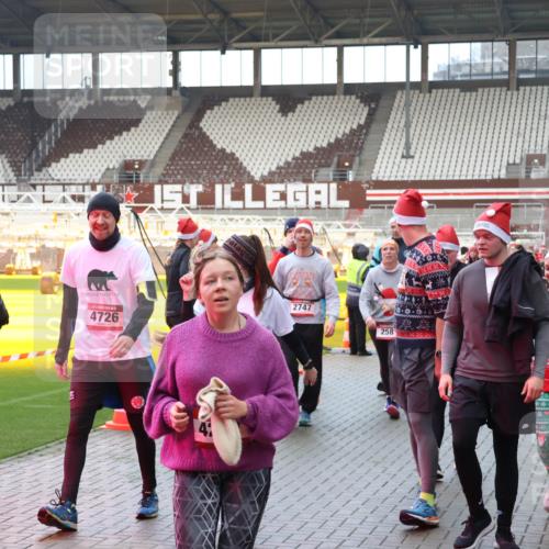 07.12.2025 - St. Pauli X-Mass-Run No. 15 Luisa Fischer http://msf.ph/oto/9389467 07.12.2025 12:04:19 Ziel 4726, 2747, 258, 00, 380, 255, 258, 263, 723, 778, 795, 923, 1228, 1231, 1236, 1357, 2091, 2398, 3081, 3082, 3121, 3316, 3317, 3705, 3753, 3807, 3851, 3983, 3985, 3994, 3996, 3997, 4006, 4011, 4021, 4022, 4047, 4049, 4131, 4221, 4224, 4241, 4247, 4305, 4365, 4367, 4726, 4731, 4742, 4746, 5007 meine-sportfotos.de
