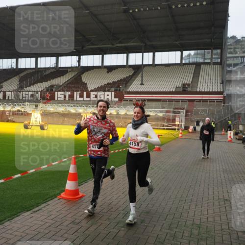 07.12.2025 - St. Pauli X-Mass-Run No. 15 Fabian Wolf http://msf.ph/oto/9389484 07.12.2025 10:21:37 Ziel 149, 270, 2927, 2997, 3091, 3540, 3541, 3988, 4158, 4169, 4170 meine-sportfotos.de