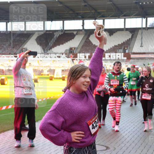 07.12.2025 - St. Pauli X-Mass-Run No. 15 Luisa Fischer http://msf.ph/oto/9389514 07.12.2025 12:04:38 Ziel 2741, 424, 4011, 723, 4021, 2843, 778, 795, 923, 1228, 1231, 1236, 1357, 1490, 1504, 2091, 2398, 2404, 2410, 2769, 3121, 3316, 3317, 3675, 3705, 3753, 3851, 3983, 3985, 3994, 4008, 4011, 4021, 4047, 4049, 4056, 4059, 4131, 4302, 4305, 4311, 4365, 4367, 4374, 4375, 4386, 4728 meine-sportfotos.de