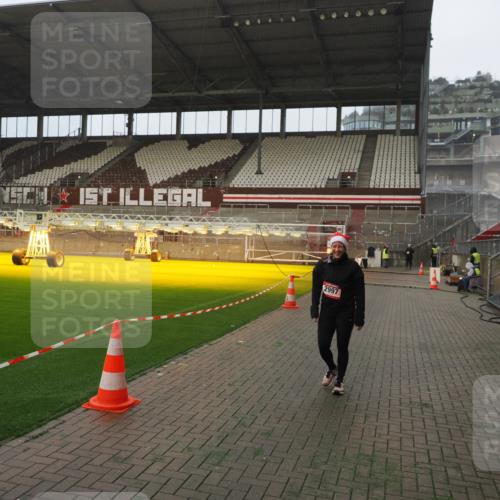 07.12.2025 - St. Pauli X-Mass-Run No. 15 Fabian Wolf http://msf.ph/oto/9389516 07.12.2025 10:21:41 Ziel 270, 2927, 2997, 3091, 3988, 4158, 4169, 4170 meine-sportfotos.de