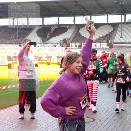 07.12.2025 - St. Pauli X-Mass-Run No. 15 Luisa Fischer http://msf.ph/oto/9389517 07.12.2025 12:04:39 Ziel 2747, 42, 4011, 723, 4021, 2843, 778, 795, 923, 1228, 1231, 1236, 1357, 1490, 1504, 2091, 2398, 2404, 2410, 2769, 3121, 3316, 3317, 3675, 3705, 3753, 3833, 3851, 3983, 3985, 4008, 4011, 4021, 4047, 4049, 4056, 4059, 4131, 4302, 4305, 4311, 4365, 4367, 4374, 4375, 4386, 4728 meine-sportfotos.de