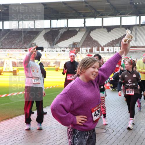 07.12.2025 - St. Pauli X-Mass-Run No. 15 Luisa Fischer http://msf.ph/oto/9389520 07.12.2025 12:04:40 Ziel 2747, 475, 424, 4021, 2843, 778, 795, 923, 1228, 1231, 1236, 1357, 1490, 1504, 2091, 2398, 2404, 2410, 2769, 3121, 3675, 3705, 3753, 3833, 3851, 3983, 3985, 4008, 4011, 4021, 4047, 4049, 4056, 4059, 4131, 4302, 4305, 4311, 4365, 4367, 4374, 4375, 4386, 4728 meine-sportfotos.de