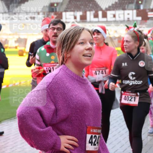 07.12.2025 - St. Pauli X-Mass-Run No. 15 Luisa Fischer http://msf.ph/oto/9389521 07.12.2025 12:04:41 Ziel 2741, 401, 4741, 424, 4021, 778, 795, 923, 1228, 1231, 1236, 1357, 1490, 1504, 2091, 2398, 2404, 2410, 2769, 3121, 3675, 3705, 3753, 3833, 3851, 3983, 3985, 4008, 4011, 4021, 4047, 4049, 4056, 4059, 4131, 4302, 4305, 4311, 4365, 4367, 4374, 4375, 4386, 4728 meine-sportfotos.de