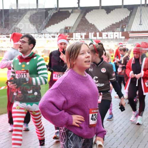 07.12.2025 - St. Pauli X-Mass-Run No. 15 Luisa Fischer http://msf.ph/oto/9389525 07.12.2025 12:04:42 Ziel 4011, 475, 284, 424, 778, 795, 923, 1228, 1231, 1236, 1357, 1490, 1504, 2091, 2398, 2404, 2410, 2769, 3121, 3675, 3705, 3753, 3833, 3851, 3983, 3985, 4008, 4047, 4049, 4056, 4059, 4131, 4302, 4305, 4311, 4365, 4367, 4374, 4375, 4386, 4728 meine-sportfotos.de