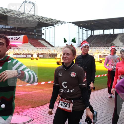 07.12.2025 - St. Pauli X-Mass-Run No. 15 Luisa Fischer http://msf.ph/oto/9389532 07.12.2025 12:04:44 Ziel 1, 15, 011, 15, 4021, 274, 47, 424, 778, 795, 923, 1228, 1231, 1236, 1357, 1490, 1504, 2091, 2398, 2404, 2410, 2769, 3121, 3675, 3705, 3753, 3833, 3851, 3983, 3985, 4008, 4047, 4049, 4056, 4059, 4131, 4302, 4305, 4311, 4365, 4367, 4374, 4375, 4386, 4728 meine-sportfotos.de
