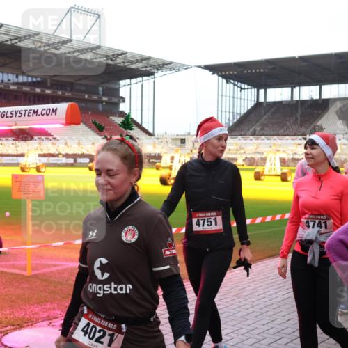 07.12.2025 - St. Pauli X-Mass-Run No. 15 Luisa Fischer http://msf.ph/oto/9389533 07.12.2025 12:04:44 Ziel 360, 1910, 15, 4021, 4751, 15, 4741, 424, 778, 795, 923, 1228, 1231, 1236, 1357, 1490, 1504, 2091, 2398, 2404, 2410, 2769, 3121, 3675, 3705, 3753, 3833, 3851, 3983, 3985, 4008, 4047, 4049, 4056, 4059, 4131, 4302, 4305, 4311, 4365, 4367, 4374, 4375, 4386, 4728 meine-sportfotos.de