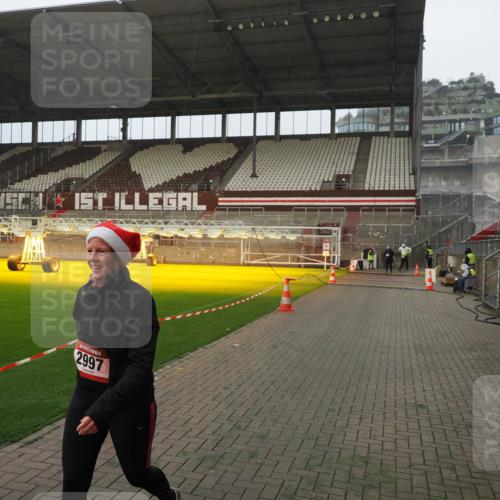 07.12.2025 - St. Pauli X-Mass-Run No. 15 Fabian Wolf http://msf.ph/oto/9389535 07.12.2025 10:21:43 Ziel 2927, 2997, 4158, 4169, 4170 meine-sportfotos.de