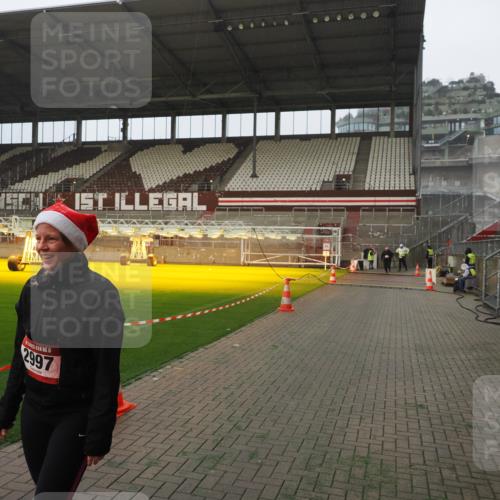 07.12.2025 - St. Pauli X-Mass-Run No. 15 Fabian Wolf http://msf.ph/oto/9389539 07.12.2025 10:21:43 Ziel 2927, 2997, 4158, 4169, 4170 meine-sportfotos.de