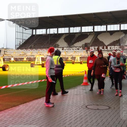 07.12.2025 - St. Pauli X-Mass-Run No. 15 Luisa Fischer http://msf.ph/oto/9389549 07.12.2025 12:04:54 Ziel 2822, 923, 3081, 3082, 778, 795, 923, 1228, 1231, 1236, 1357, 1490, 1504, 2091, 2398, 2404, 2410, 2769, 3121, 3604, 3675, 3688, 3705, 3725, 3753, 3833, 3851, 3983, 3985, 4008, 4047, 4056, 4059, 4302, 4305, 4311, 4365, 4367, 4374, 4375, 4386, 4417, 4418, 4420, 4728 meine-sportfotos.de