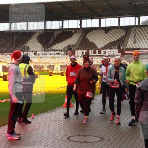 07.12.2025 - St. Pauli X-Mass-Run No. 15 Luisa Fischer http://msf.ph/oto/9389550 07.12.2025 12:04:55 Ziel 2822, 923, 20, 3081, 30, 3995, 778, 795, 923, 1228, 1231, 1236, 1357, 1490, 1504, 2091, 2398, 2404, 2410, 2769, 3121, 3604, 3675, 3688, 3705, 3725, 3753, 3833, 3851, 3983, 3985, 4008, 4056, 4059, 4302, 4305, 4311, 4374, 4375, 4386, 4417, 4418, 4420, 4728 meine-sportfotos.de