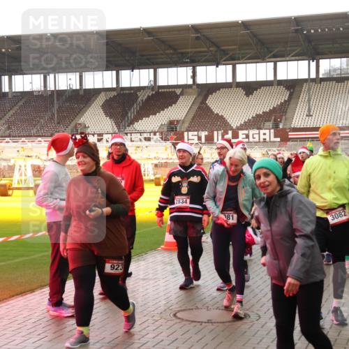 07.12.2025 - St. Pauli X-Mass-Run No. 15 Luisa Fischer http://msf.ph/oto/9389561 07.12.2025 12:04:57 Ziel 923, 2834, 81, 3082, 08, 399, 778, 795, 923, 1228, 1231, 1490, 1504, 2091, 2398, 2404, 2410, 2769, 3021, 3121, 3581, 3604, 3675, 3688, 3705, 3725, 3833, 3983, 3985, 4008, 4056, 4059, 4302, 4305, 4311, 4374, 4375, 4386, 4417, 4418, 4420, 4728 meine-sportfotos.de