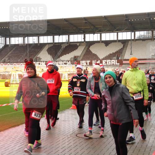 07.12.2025 - St. Pauli X-Mass-Run No. 15 Luisa Fischer http://msf.ph/oto/9389563 07.12.2025 12:04:57 Ziel 923, 2822, 2834, 3082, 4008, 399, 778, 795, 923, 1228, 1231, 1490, 1504, 2091, 2398, 2404, 2410, 2769, 3021, 3121, 3581, 3604, 3675, 3688, 3705, 3725, 3833, 3983, 3985, 4008, 4056, 4059, 4302, 4305, 4311, 4374, 4375, 4386, 4417, 4418, 4420, 4728 meine-sportfotos.de