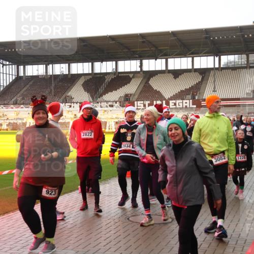 07.12.2025 - St. Pauli X-Mass-Run No. 15 Luisa Fischer http://msf.ph/oto/9389564 07.12.2025 12:04:58 Ziel 923, 2822, 2834, 3082, 1228, 3995, 778, 795, 923, 1228, 1231, 1490, 1504, 2091, 2398, 2404, 2410, 2769, 3021, 3121, 3577, 3581, 3604, 3675, 3688, 3705, 3725, 3833, 3983, 3985, 4008, 4056, 4059, 4302, 4305, 4311, 4329, 4374, 4375, 4386, 4417, 4418, 4420, 4728 meine-sportfotos.de