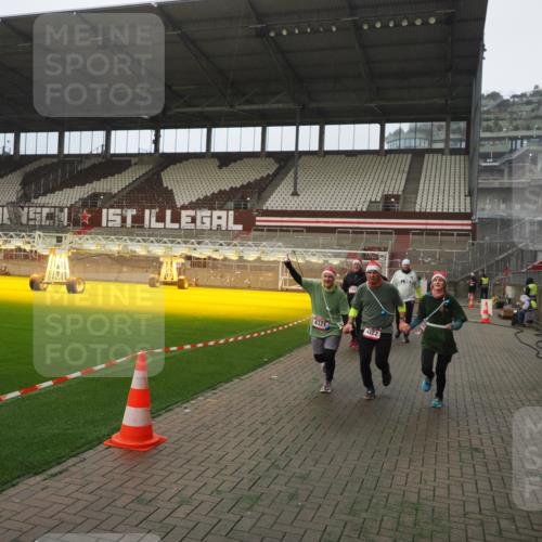 07.12.2025 - St. Pauli X-Mass-Run No. 15 Fabian Wolf http://msf.ph/oto/9389573 07.12.2025 10:21:59 Ziel 1488, 2944, 2945, 3999, 4000, 4321, 4322, 4323, 4415 meine-sportfotos.de