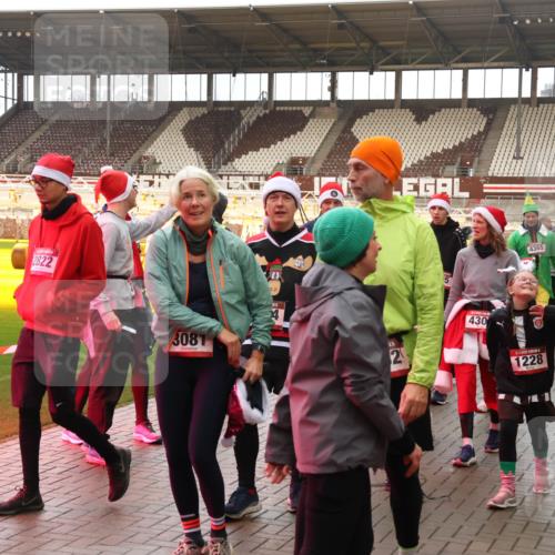 07.12.2025 - St. Pauli X-Mass-Run No. 15 Luisa Fischer http://msf.ph/oto/9389574 07.12.2025 12:05:00 Ziel 2822, 3081, 5, 430, 4365, 1228, 3995, 778, 795, 923, 1228, 1231, 1490, 1504, 2091, 2398, 2404, 2410, 2769, 3021, 3121, 3175, 3176, 3487, 3577, 3581, 3604, 3675, 3688, 3705, 3725, 3833, 3983, 3985, 4008, 4056, 4059, 4302, 4305, 4311, 4329, 4374, 4375, 4386, 4417, 4418, 4420, 4728 meine-sportfotos.de