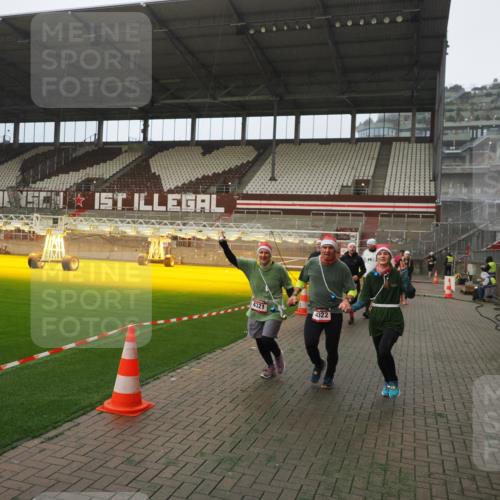 07.12.2025 - St. Pauli X-Mass-Run No. 15 Fabian Wolf http://msf.ph/oto/9389579 07.12.2025 10:21:59 Ziel 1488, 2944, 2945, 3999, 4000, 4321, 4322, 4323, 4415 meine-sportfotos.de
