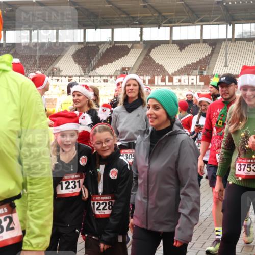 07.12.2025 - St. Pauli X-Mass-Run No. 15 Luisa Fischer http://msf.ph/oto/9389587 07.12.2025 12:05:03 Ziel 5, 3082, 5, 1231, 15, 1228, 30, 15, 3753, 1228, 1231, 1490, 1504, 2091, 2398, 2404, 2410, 2769, 3021, 3121, 3175, 3176, 3487, 3569, 3577, 3581, 3604, 3675, 3688, 3705, 3725, 3833, 3983, 3985, 4008, 4056, 4059, 4302, 4305, 4311, 4329, 4374, 4375, 4386, 4417, 4418, 4420, 4728 meine-sportfotos.de