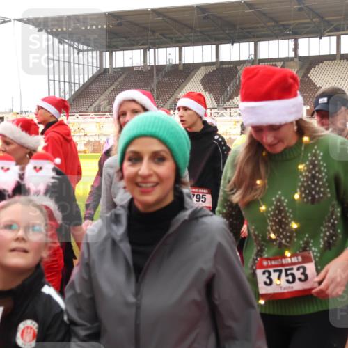 07.12.2025 - St. Pauli X-Mass-Run No. 15 Luisa Fischer http://msf.ph/oto/9389594 07.12.2025 12:05:05 Ziel 795, 3753, 276, 1228, 1231, 1490, 1504, 2091, 2398, 2404, 2410, 2769, 3021, 3175, 3176, 3487, 3569, 3577, 3581, 3604, 3675, 3688, 3705, 3725, 3833, 3983, 3985, 4008, 4056, 4059, 4302, 4305, 4311, 4329, 4374, 4375, 4386, 4417, 4418, 4420, 4728 meine-sportfotos.de