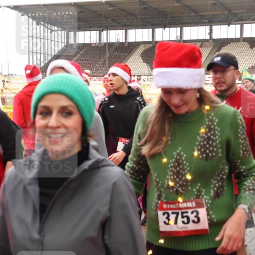 07.12.2025 - St. Pauli X-Mass-Run No. 15 Luisa Fischer http://msf.ph/oto/9389596 07.12.2025 12:05:05 Ziel 4302, 3753, 1228, 1231, 1490, 1504, 2091, 2398, 2404, 2410, 2769, 3021, 3175, 3176, 3487, 3569, 3577, 3581, 3604, 3675, 3688, 3705, 3725, 3833, 3983, 3985, 4008, 4056, 4059, 4302, 4305, 4311, 4329, 4374, 4375, 4386, 4417, 4418, 4420, 4728 meine-sportfotos.de