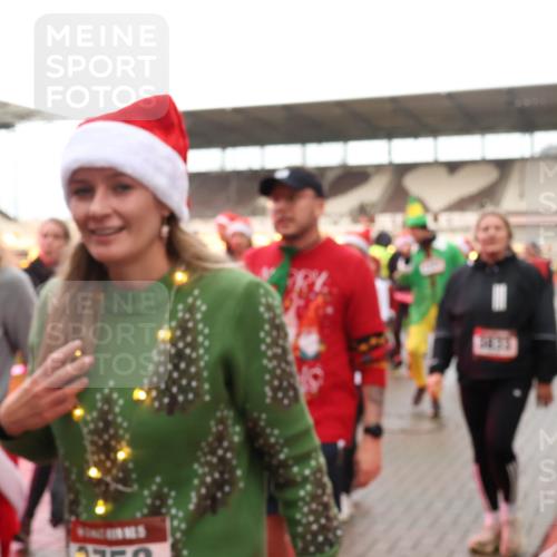 07.12.2025 - St. Pauli X-Mass-Run No. 15 Luisa Fischer http://msf.ph/oto/9389599 07.12.2025 12:05:06 Ziel 4305, 1228, 1231, 1490, 1504, 2398, 2404, 2410, 2769, 3021, 3175, 3176, 3487, 3569, 3577, 3581, 3604, 3675, 3688, 3705, 3725, 3833, 4008, 4056, 4059, 4302, 4305, 4311, 4329, 4374, 4375, 4386, 4417, 4418, 4420, 4728 meine-sportfotos.de