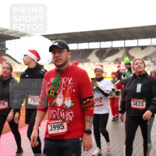 07.12.2025 - St. Pauli X-Mass-Run No. 15 Luisa Fischer http://msf.ph/oto/9389602 07.12.2025 12:05:07 Ziel 778, 795, 3995, 3833, 1228, 1231, 1490, 1504, 2404, 2410, 2769, 3021, 3175, 3176, 3487, 3569, 3577, 3581, 3604, 3675, 3688, 3725, 3833, 4008, 4056, 4059, 4302, 4305, 4311, 4329, 4374, 4375, 4386, 4417, 4418, 4420, 4728 meine-sportfotos.de