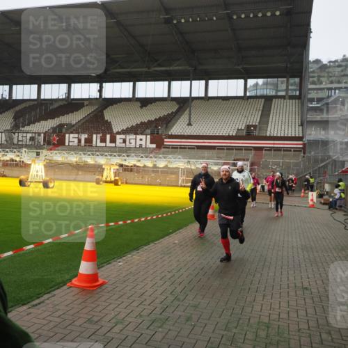 07.12.2025 - St. Pauli X-Mass-Run No. 15 Fabian Wolf http://msf.ph/oto/9389607 07.12.2025 10:22:01 Ziel 1488, 2944, 2945, 3999, 4000, 4321, 4322, 4323, 4415 meine-sportfotos.de