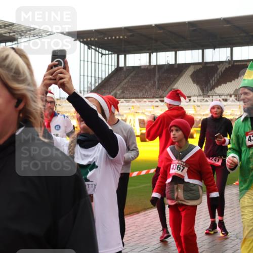 07.12.2025 - St. Pauli X-Mass-Run No. 15 Luisa Fischer http://msf.ph/oto/9389610 07.12.2025 12:05:09 Ziel 4367, 15, 4365, 240, 1490, 1504, 2404, 2410, 2769, 3021, 3175, 3176, 3487, 3569, 3577, 3581, 3604, 3675, 3688, 3725, 3833, 4008, 4056, 4059, 4329, 4374, 4375, 4386, 4417, 4418, 4420, 4728 meine-sportfotos.de