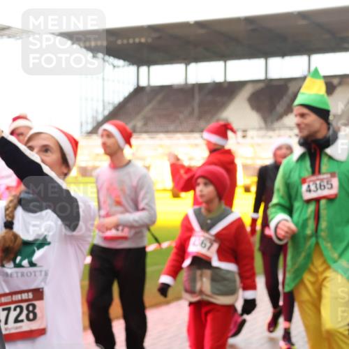 07.12.2025 - St. Pauli X-Mass-Run No. 15 Luisa Fischer http://msf.ph/oto/9389612 07.12.2025 12:05:09 Ziel 728, 067, 4365, 1490, 1504, 2404, 2410, 2769, 3021, 3175, 3176, 3487, 3569, 3577, 3581, 3604, 3675, 3688, 3725, 3833, 4008, 4056, 4059, 4329, 4374, 4375, 4386, 4417, 4418, 4420, 4728 meine-sportfotos.de