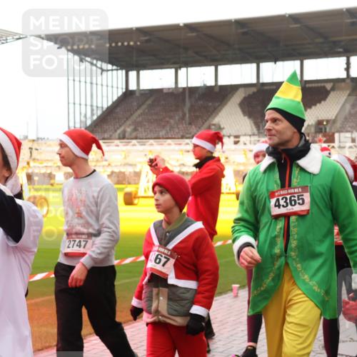07.12.2025 - St. Pauli X-Mass-Run No. 15 Luisa Fischer http://msf.ph/oto/9389613 07.12.2025 12:05:09 Ziel 15, 4728, 2747, 67, 15, 4365, 2404, 276, 1490, 1504, 2404, 2410, 2769, 3021, 3175, 3176, 3487, 3569, 3577, 3581, 3604, 3675, 3688, 3725, 3833, 4008, 4056, 4059, 4329, 4374, 4375, 4386, 4417, 4418, 4420, 4728 meine-sportfotos.de