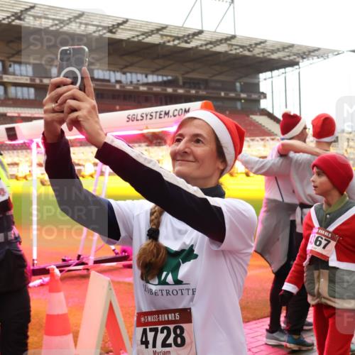 07.12.2025 - St. Pauli X-Mass-Run No. 15 Luisa Fischer http://msf.ph/oto/9389619 07.12.2025 12:05:11 Ziel 6834, 15, 4728, 15, 67, 430, 1490, 2404, 2410, 2769, 3021, 3175, 3176, 3487, 3569, 3577, 3581, 3604, 3675, 3688, 3725, 3833, 4056, 4059, 4329, 4374, 4375, 4386, 4417, 4418, 4420, 4728 meine-sportfotos.de
