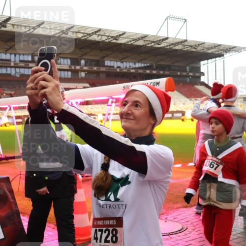 07.12.2025 - St. Pauli X-Mass-Run No. 15 Luisa Fischer http://msf.ph/oto/9389620 07.12.2025 12:05:11 Ziel 15, 4728, 4367, 15, 4365, 1490, 2404, 2410, 2769, 3021, 3175, 3176, 3487, 3569, 3577, 3581, 3604, 3675, 3688, 3725, 3833, 4056, 4059, 4329, 4374, 4375, 4386, 4417, 4418, 4420, 4728 meine-sportfotos.de