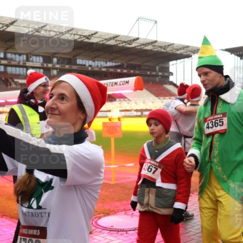 07.12.2025 - St. Pauli X-Mass-Run No. 15 Luisa Fischer http://msf.ph/oto/9389621 07.12.2025 12:05:11 Ziel 6834, 5, 4367, 4365, 424, 1490, 2404, 2410, 2769, 3021, 3175, 3176, 3487, 3569, 3577, 3581, 3604, 3675, 3688, 3725, 3833, 4056, 4059, 4329, 4374, 4375, 4386, 4417, 4418, 4420, 4728 meine-sportfotos.de