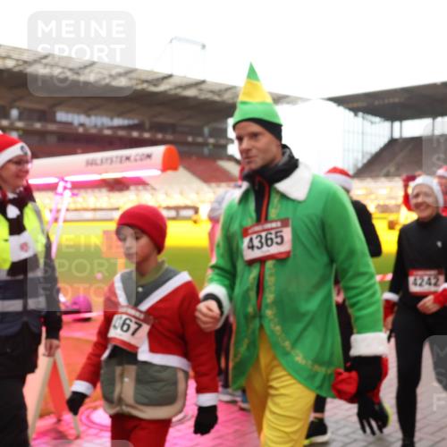 07.12.2025 - St. Pauli X-Mass-Run No. 15 Luisa Fischer http://msf.ph/oto/9389623 07.12.2025 12:05:12 Ziel 067, 4365, 4242, 1490, 2404, 2410, 2769, 3021, 3175, 3176, 3372, 3487, 3569, 3577, 3581, 3604, 3675, 3688, 3725, 3833, 4056, 4059, 4329, 4374, 4375, 4386, 4417, 4418, 4420 meine-sportfotos.de