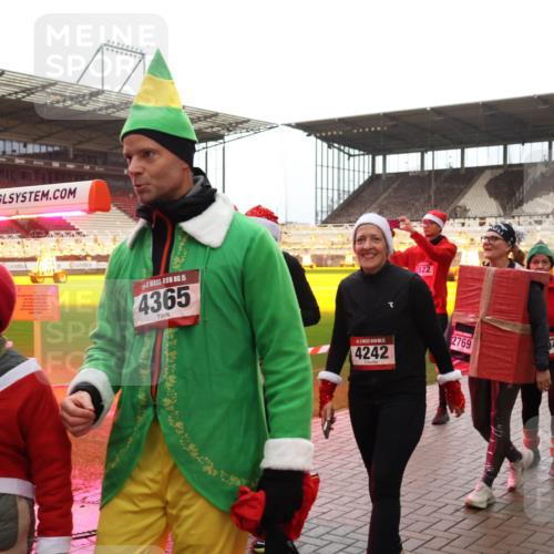 07.12.2025 - St. Pauli X-Mass-Run No. 15 Luisa Fischer http://msf.ph/oto/9389624 07.12.2025 12:05:12 Ziel 6834, 15, 67, 15, 4365, 822, 4242, 2769, 94, 1490, 2404, 2410, 2769, 3021, 3175, 3176, 3372, 3487, 3569, 3577, 3581, 3604, 3675, 3688, 3725, 3833, 4056, 4059, 4329, 4374, 4375, 4386, 4417, 4418, 4420 meine-sportfotos.de