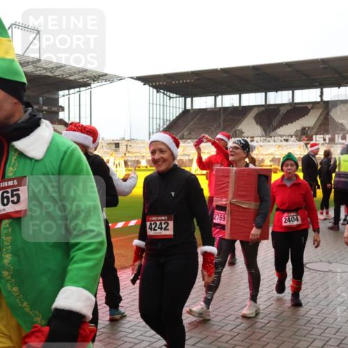 07.12.2025 - St. Pauli X-Mass-Run No. 15 Luisa Fischer http://msf.ph/oto/9389625 07.12.2025 12:05:12 Ziel 6834, 15, 4365, 5, 2769, 2404, 4008, 4242, 4375, 1490, 2404, 2410, 2769, 3021, 3175, 3176, 3372, 3487, 3569, 3577, 3581, 3604, 3675, 3688, 3725, 3833, 4056, 4059, 4329, 4374, 4375, 4386, 4417, 4418, 4420 meine-sportfotos.de