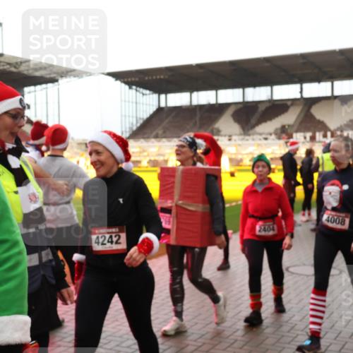 07.12.2025 - St. Pauli X-Mass-Run No. 15 Luisa Fischer http://msf.ph/oto/9389627 07.12.2025 12:05:13 Ziel 4242, 2404, 4008, 1444, 1445, 1490, 2404, 2410, 2769, 3021, 3175, 3176, 3372, 3487, 3569, 3577, 3581, 3604, 3675, 3688, 3725, 3833, 4056, 4059, 4329, 4375, 4417, 4418, 4420 meine-sportfotos.de