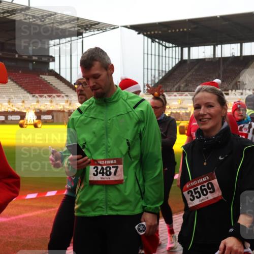 07.12.2025 - St. Pauli X-Mass-Run No. 15 Luisa Fischer http://msf.ph/oto/9389631 07.12.2025 12:05:37 Ziel 15, 3487, 15, 3569, 16, 3316, 666, 860, 1244, 1303, 1304, 1444, 1445, 1446, 1781, 2227, 3021, 3175, 3176, 3268, 3273, 3279, 3372, 3487, 3569, 3577, 3581, 4329, 4417, 4418, 4420, 4719, 4729, 4748, 4787, 4789 meine-sportfotos.de