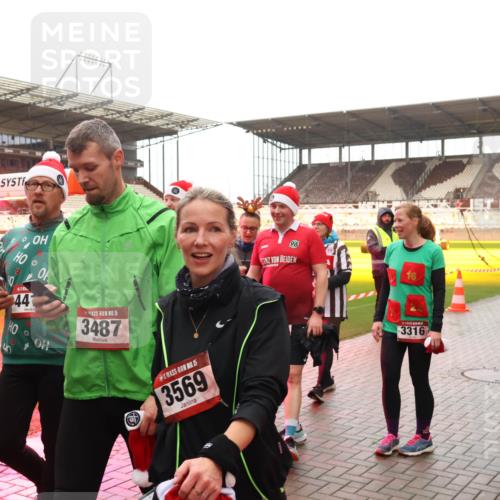07.12.2025 - St. Pauli X-Mass-Run No. 15 Luisa Fischer http://msf.ph/oto/9389636 07.12.2025 12:05:38 Ziel 6334, 44, 15, 3487, 5, 3569, 96, 16, 1, 3316, 3325, 412, 15, 10, 666, 860, 1244, 1303, 1304, 1444, 1445, 1446, 1781, 2227, 3021, 3175, 3176, 3268, 3273, 3279, 3372, 3487, 3569, 3577, 3581, 4329, 4719, 4729, 4748, 4787, 4788, 4789 meine-sportfotos.de