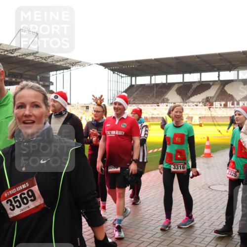 07.12.2025 - St. Pauli X-Mass-Run No. 15 Luisa Fischer http://msf.ph/oto/9389637 07.12.2025 12:05:38 Ziel 6334, 34, 96, 16, 15, 3569, 3965, 3316, 3325, 3203, 666, 860, 1244, 1303, 1304, 1444, 1445, 1446, 1781, 2227, 3021, 3175, 3176, 3268, 3273, 3279, 3372, 3487, 3569, 3577, 3581, 4329, 4719, 4729, 4748, 4787, 4788, 4789 meine-sportfotos.de