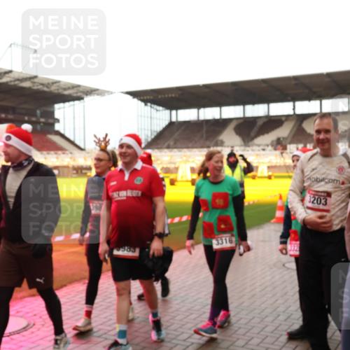07.12.2025 - St. Pauli X-Mass-Run No. 15 Luisa Fischer http://msf.ph/oto/9389640 07.12.2025 12:05:39 Ziel 398, 3316, 3203, 3031, 666, 860, 1244, 1303, 1304, 1444, 1445, 1446, 1781, 2227, 3021, 3175, 3176, 3268, 3273, 3279, 3372, 3487, 3569, 3577, 3581, 4329, 4719, 4729, 4748, 4787, 4788, 4789 meine-sportfotos.de