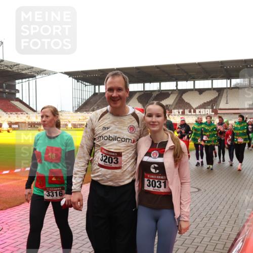 07.12.2025 - St. Pauli X-Mass-Run No. 15 Luisa Fischer http://msf.ph/oto/9389650 07.12.2025 12:05:41 Ziel 96, 16, 15, 3203, 15, 3316, 15, 3031, 4131, 3324, 666, 860, 1244, 1303, 1304, 1444, 1445, 1446, 1781, 2227, 3021, 3175, 3176, 3268, 3273, 3279, 3372, 3487, 3569, 3577, 3581, 4329, 4719, 4729, 4748, 4787, 4788, 4789 meine-sportfotos.de