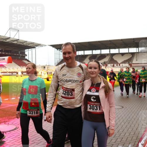 07.12.2025 - St. Pauli X-Mass-Run No. 15 Luisa Fischer http://msf.ph/oto/9389651 07.12.2025 12:05:41 Ziel 96, 16, 15, 3203, 15, 3031, 5, 3316, 4131, 3371, 666, 860, 1244, 1303, 1304, 1444, 1445, 1446, 1781, 2227, 3021, 3175, 3176, 3268, 3273, 3279, 3372, 3487, 3569, 3577, 3581, 4329, 4719, 4729, 4748, 4787, 4788, 4789 meine-sportfotos.de