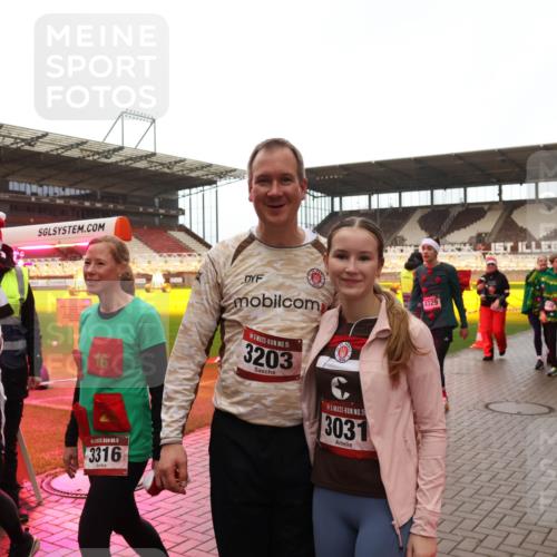 07.12.2025 - St. Pauli X-Mass-Run No. 15 Luisa Fischer http://msf.ph/oto/9389654 07.12.2025 12:05:42 Ziel 4329, 178, 16, 15, 3203, 15, 3031, 5, 3316, 1, 4131, 332, 666, 860, 1244, 1303, 1304, 1444, 1445, 1446, 1781, 2227, 3021, 3175, 3176, 3268, 3273, 3279, 3372, 3487, 3569, 3577, 3581, 4329, 4719, 4729, 4748, 4787, 4788, 4789 meine-sportfotos.de
