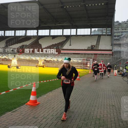 07.12.2025 - St. Pauli X-Mass-Run No. 15 Fabian Wolf http://msf.ph/oto/9389672 07.12.2025 10:22:08 Ziel 1371, 1488, 2817, 2818, 2819, 2945, 3431, 3736, 3999, 4000, 4321, 4322, 4323, 4415 meine-sportfotos.de