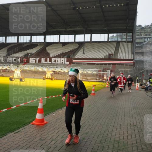 07.12.2025 - St. Pauli X-Mass-Run No. 15 Fabian Wolf http://msf.ph/oto/9389675 07.12.2025 10:22:08 Ziel 1371, 1488, 2817, 2818, 2819, 2945, 3431, 3736, 3999, 4000, 4321, 4322, 4323, 4415 meine-sportfotos.de